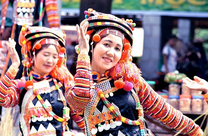 costume traditionnel montagnard Vietnam Ha Nhi